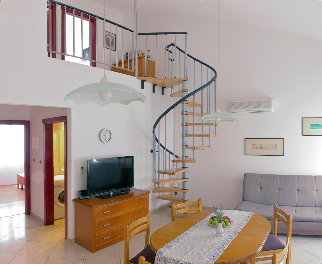 Pino Apartment Pula Bagian luar foto