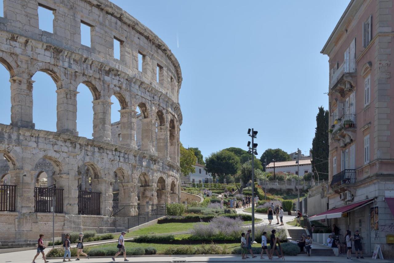 Pino Apartment Pula Bagian luar foto
