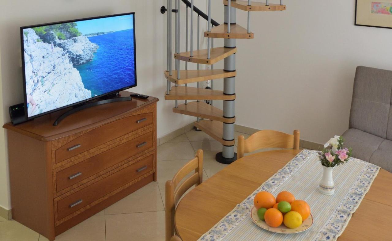 Pino Apartment Pula Bagian luar foto