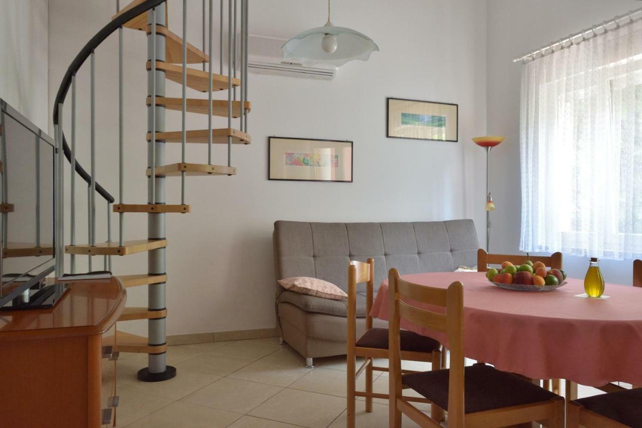Pino Apartment Pula Bagian luar foto